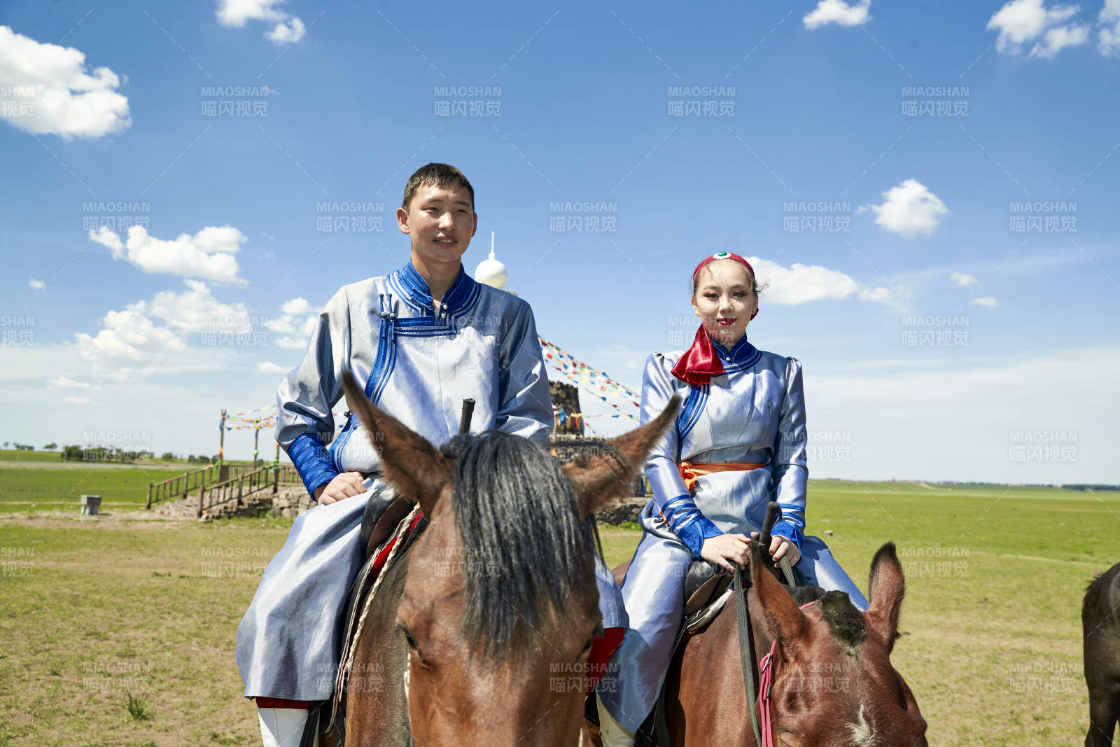 草原那达慕大会上骑着马的蒙古演员图片