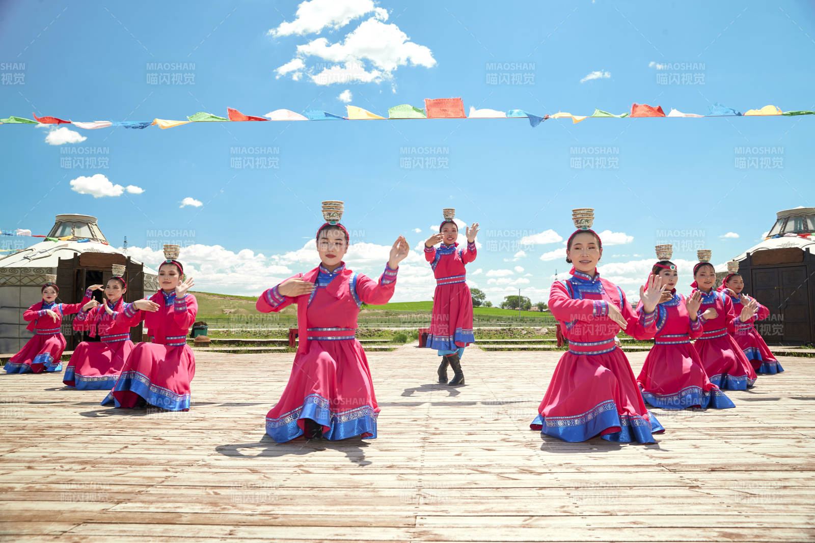 那达慕大会上表演的蒙古族传统舞蹈图片