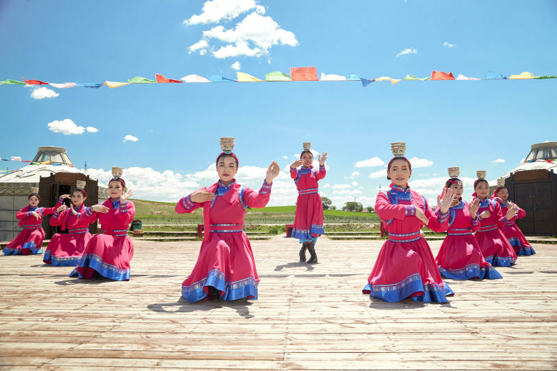 那达慕大会上表演的蒙古族传统舞蹈图片