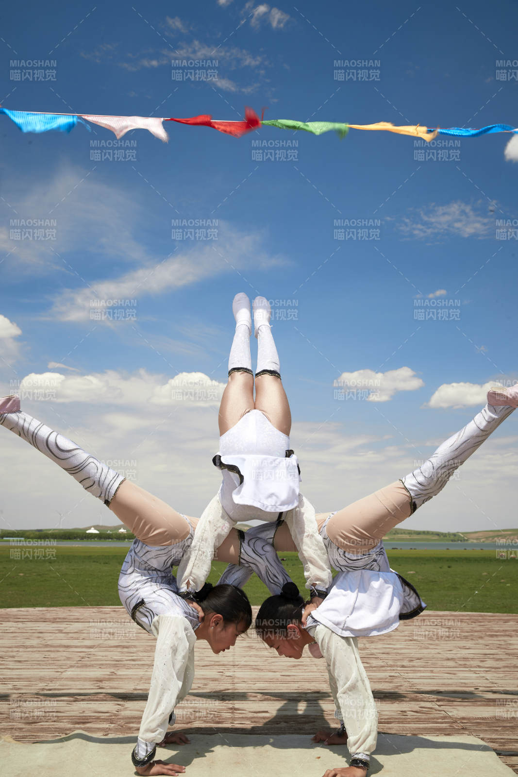 进行柔术体操杂技表演的三个少女图片