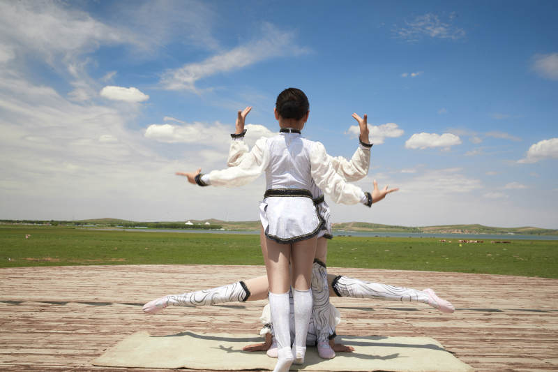 进行柔术体操杂技表演的三个少女图片