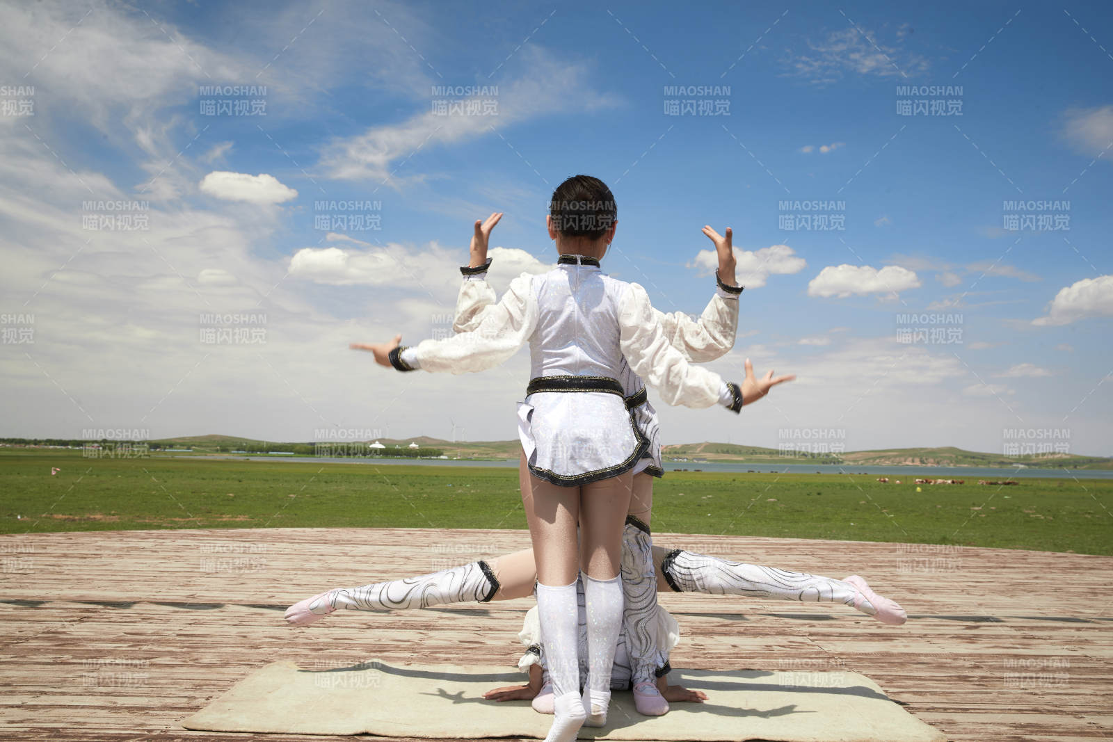 进行柔术体操杂技表演的三个少女图片