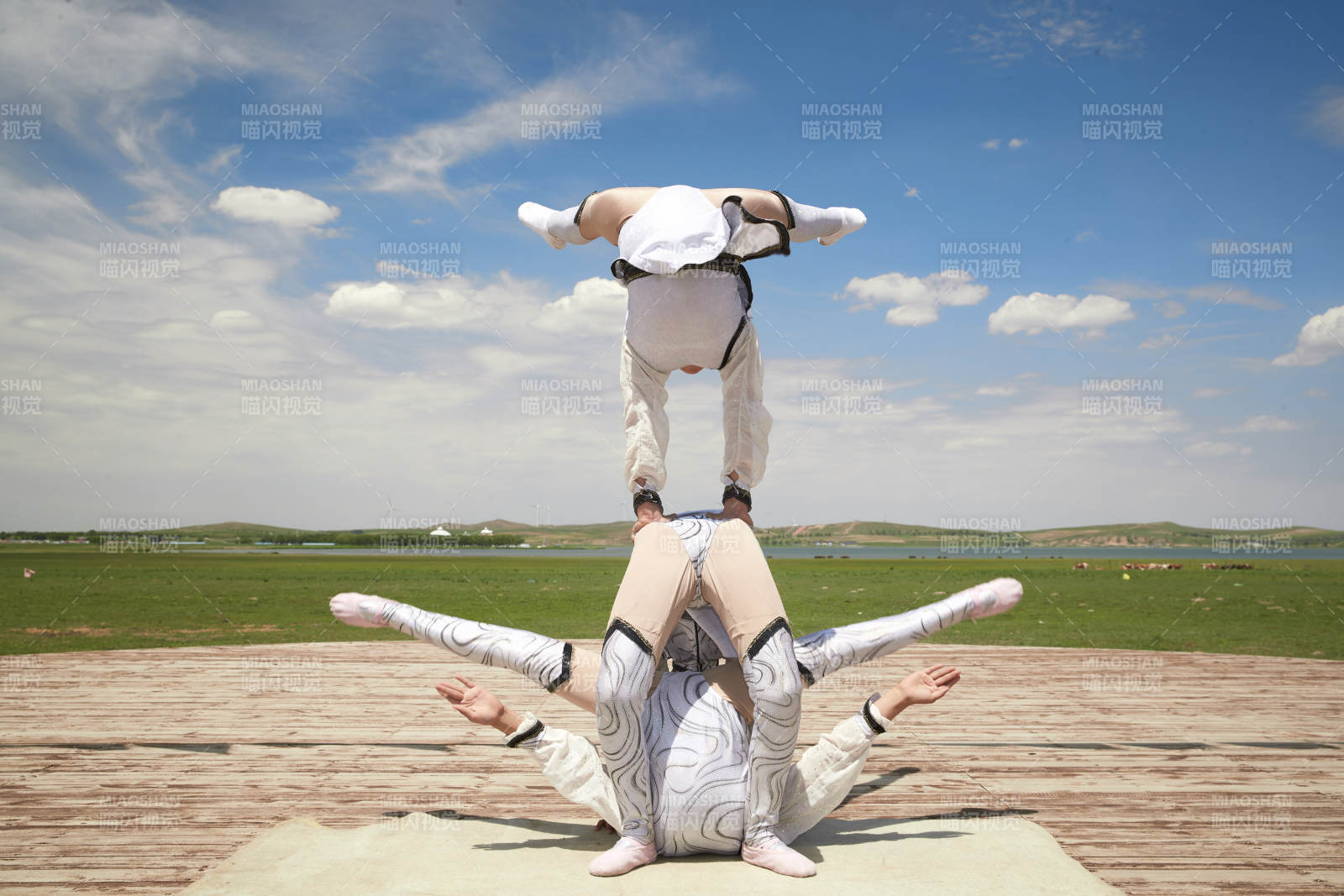 进行柔术体操杂技表演的三个少女图片