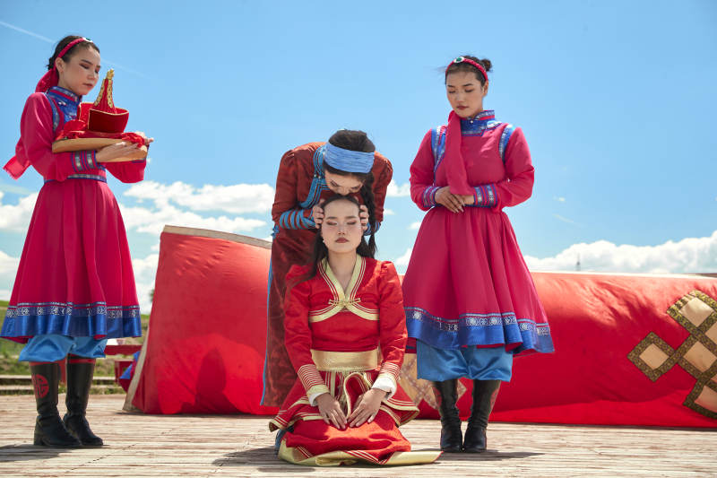 草原上的传统蒙古族婚礼仪式图片