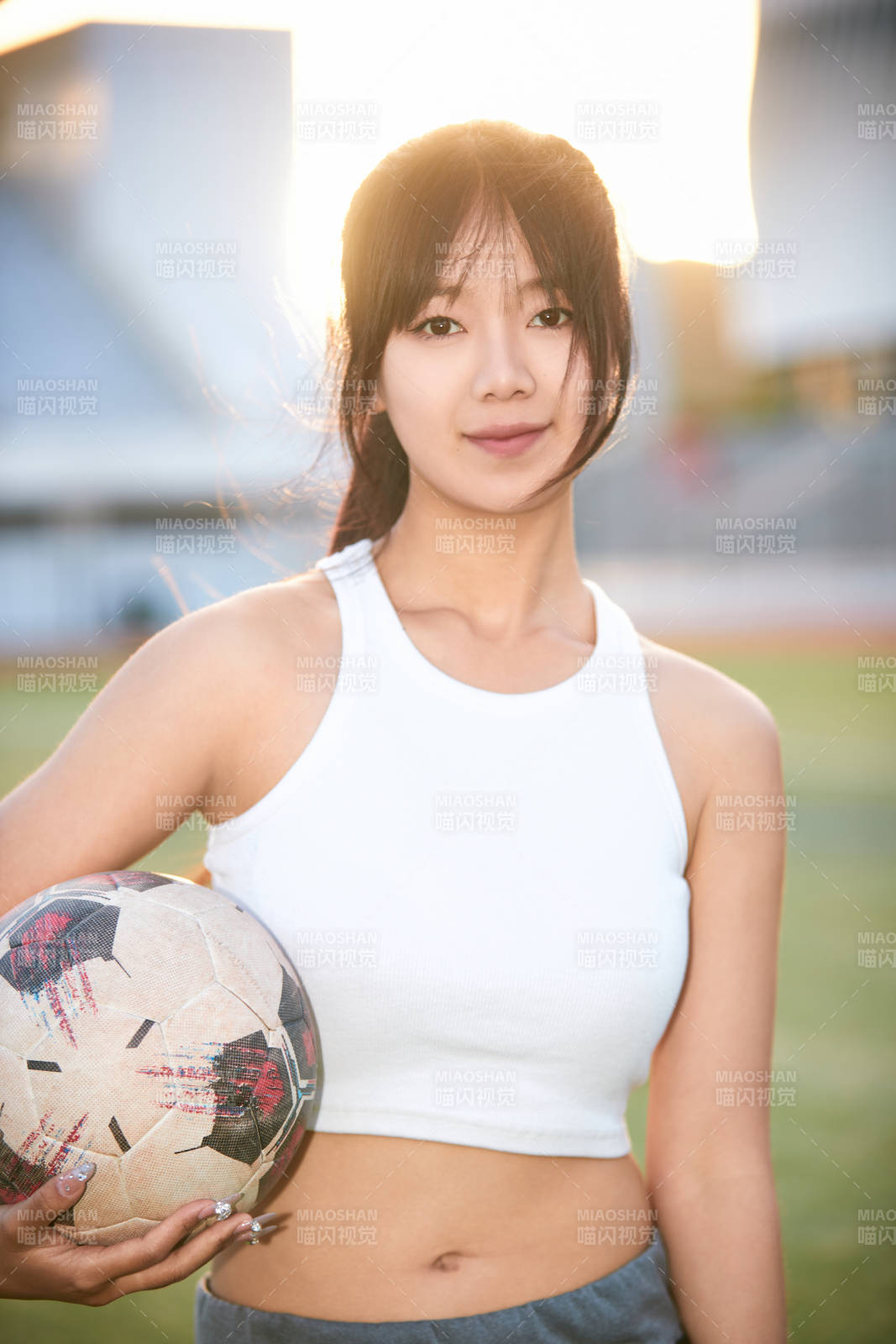 绿茵场上的快乐的足球宝贝图片