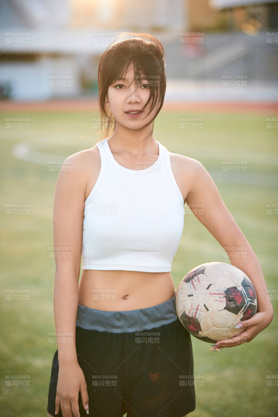 绿茵场上的快乐的足球宝贝图片