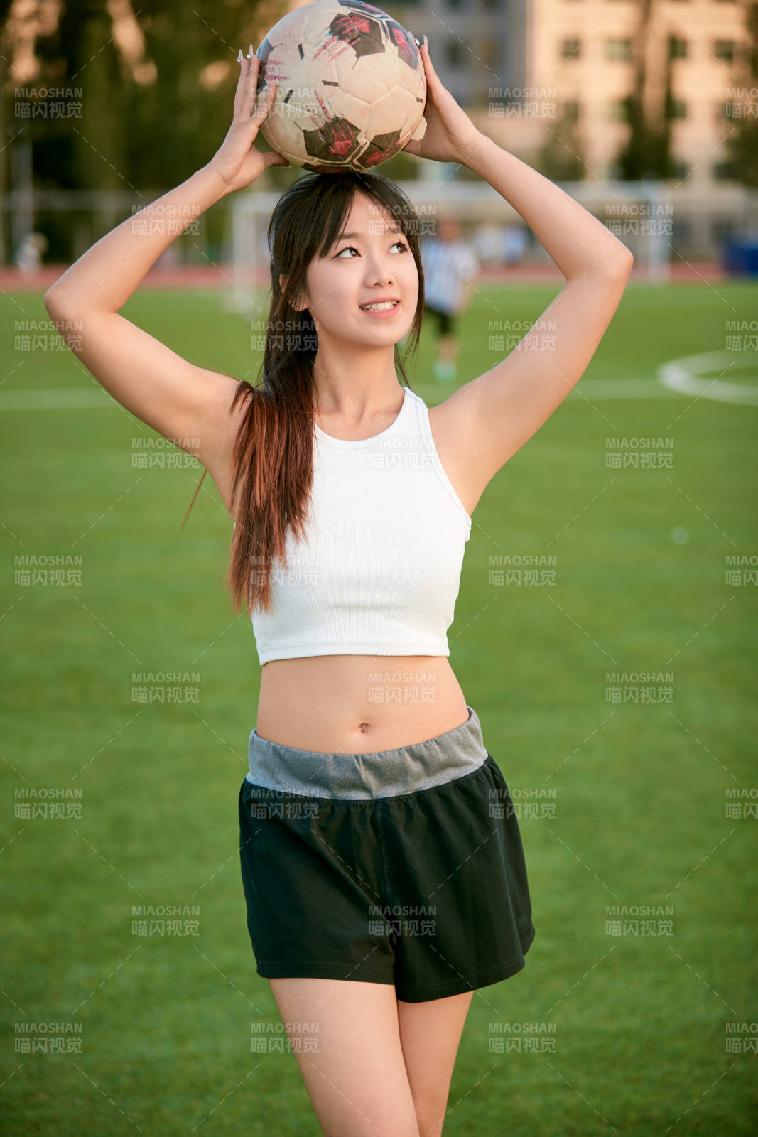 绿茵场上的快乐的足球宝贝图片