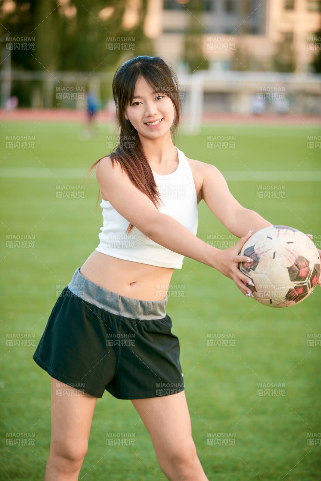 绿茵场上的快乐的足球宝贝图片