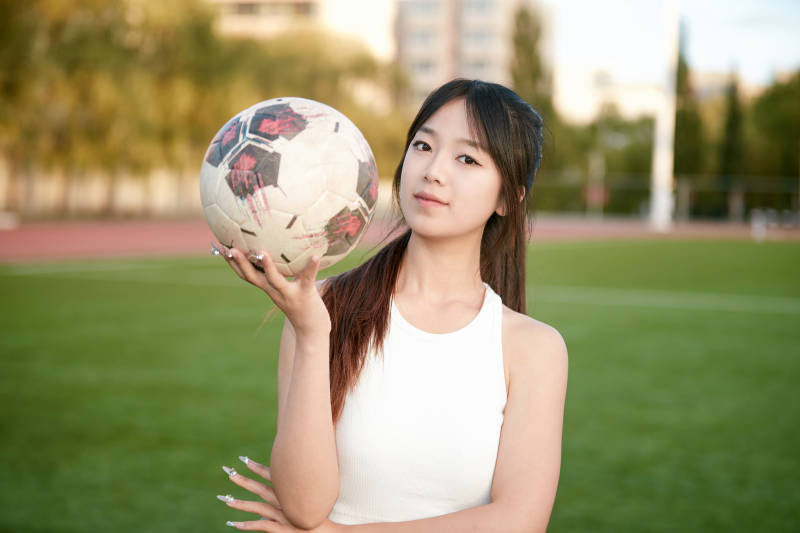 绿茵场上的快乐的足球宝贝图片