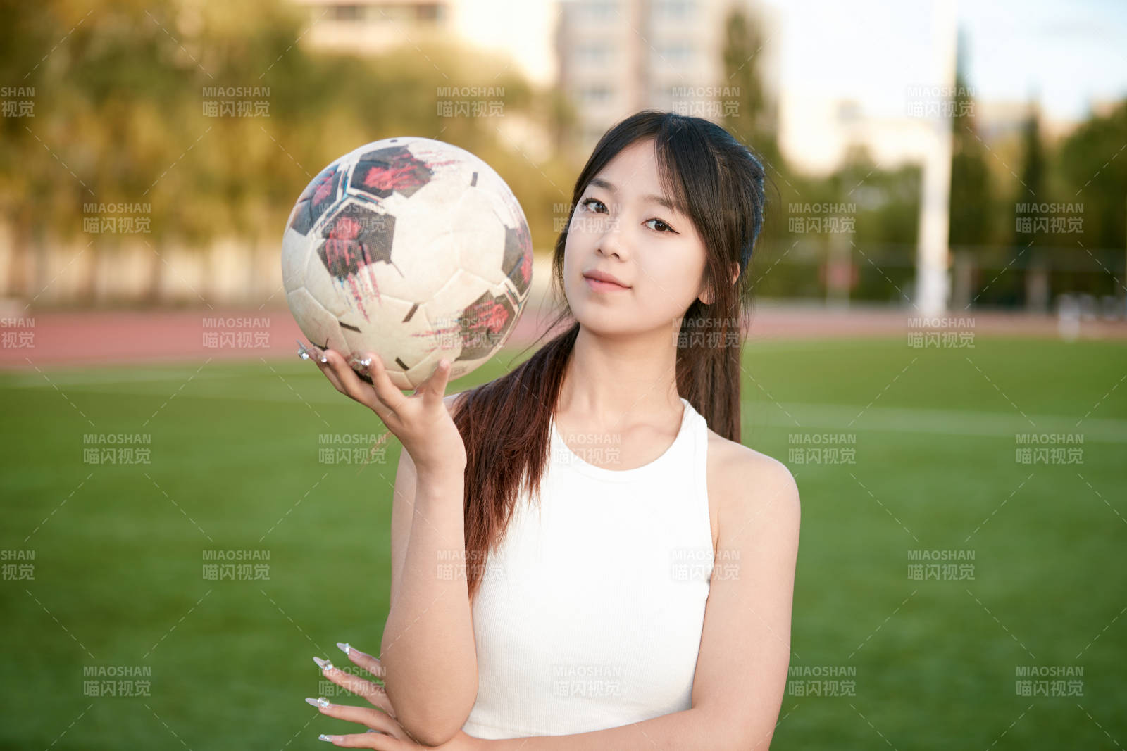 绿茵场上的快乐的足球宝贝图片