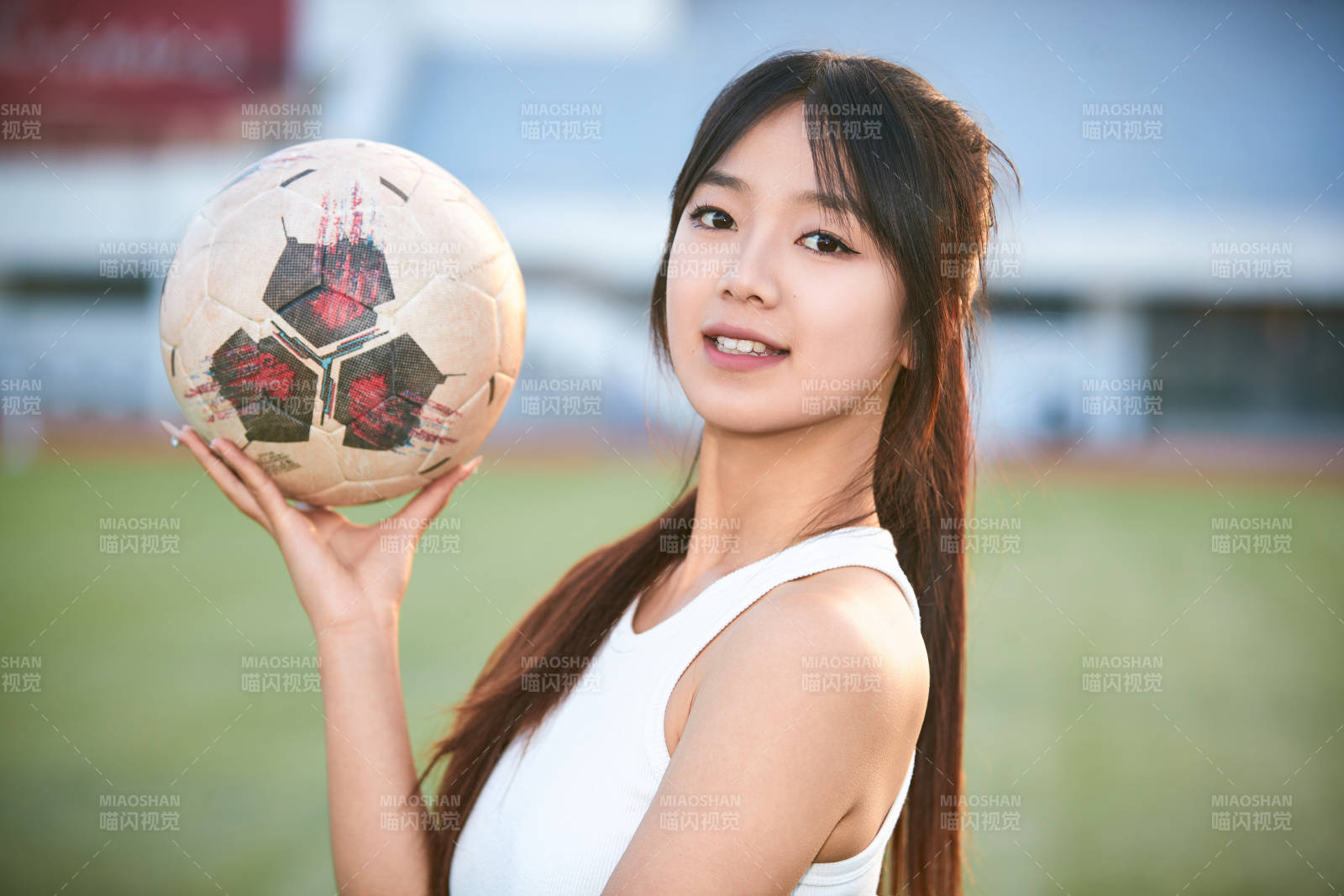 绿茵场上的快乐的足球宝贝图片