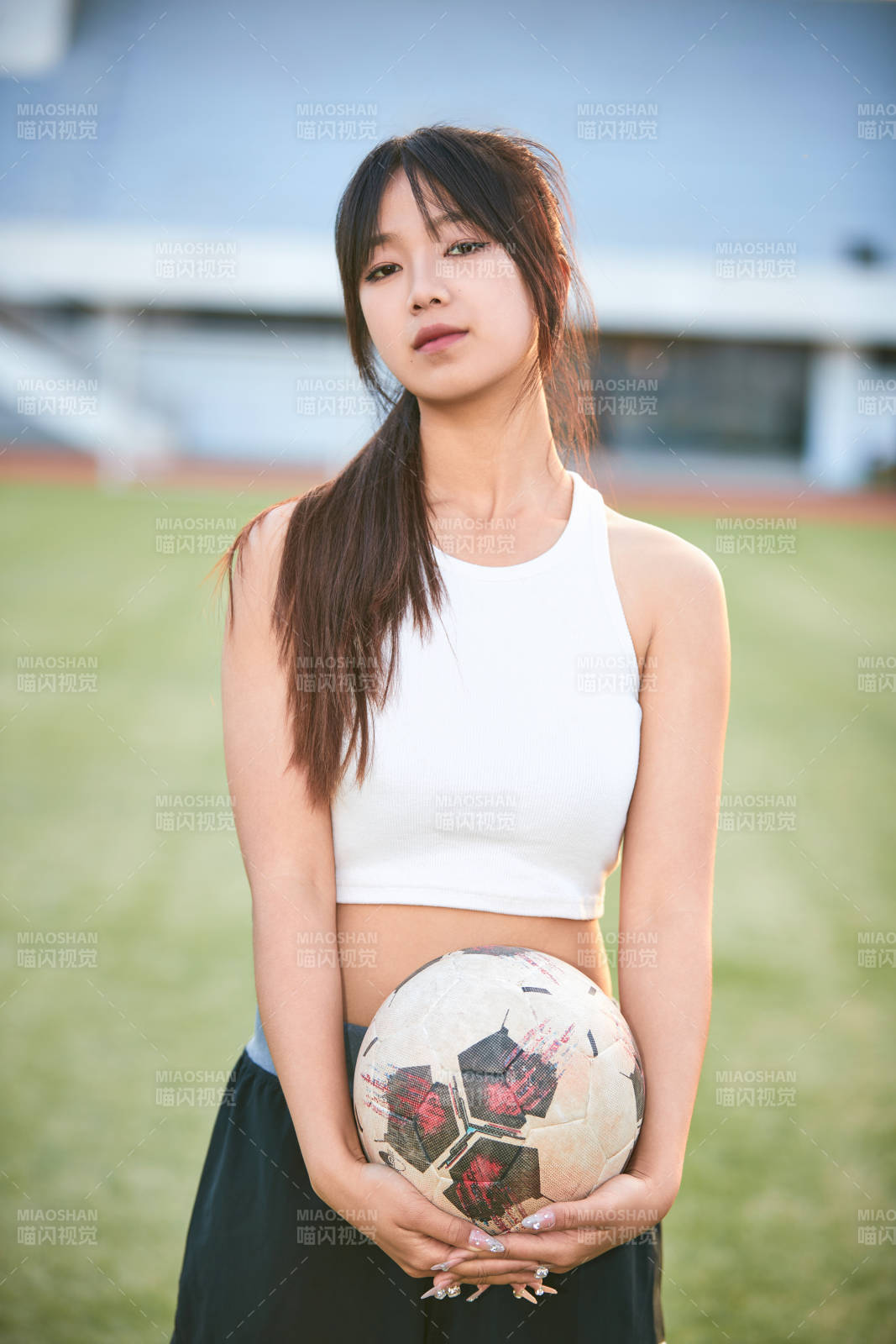 绿茵场上的快乐的足球宝贝图片