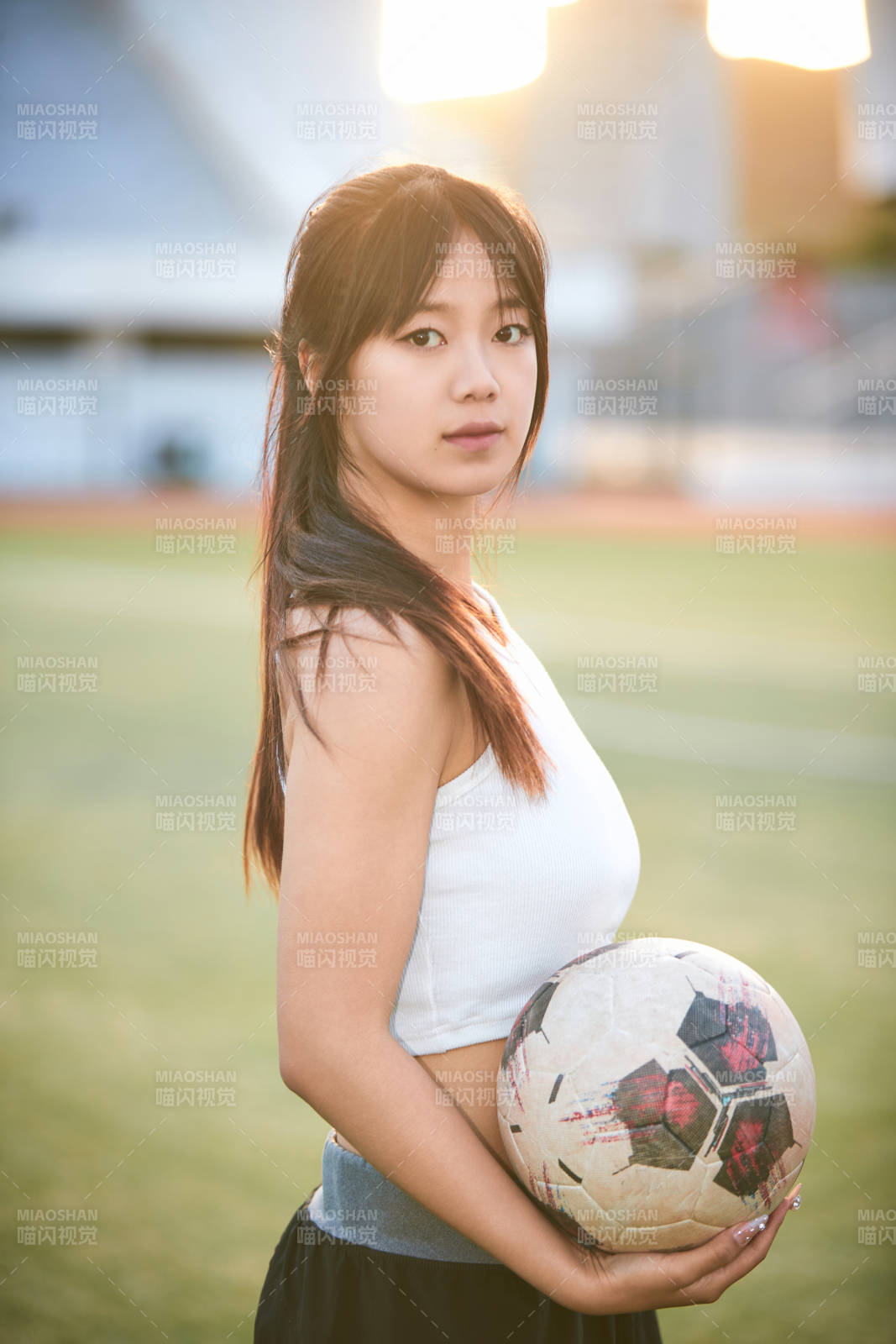 绿茵场上的快乐的足球宝贝图片