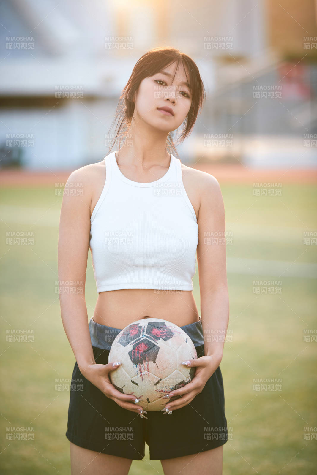 绿茵场上的快乐的足球宝贝图片