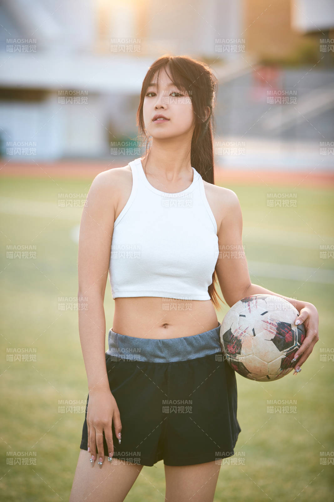 绿茵场上的快乐的足球宝贝图片