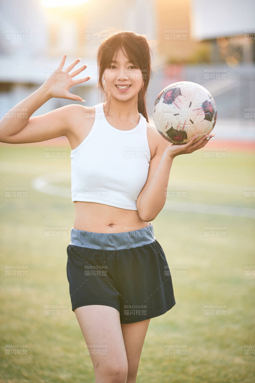 绿茵场上的快乐的足球宝贝图片