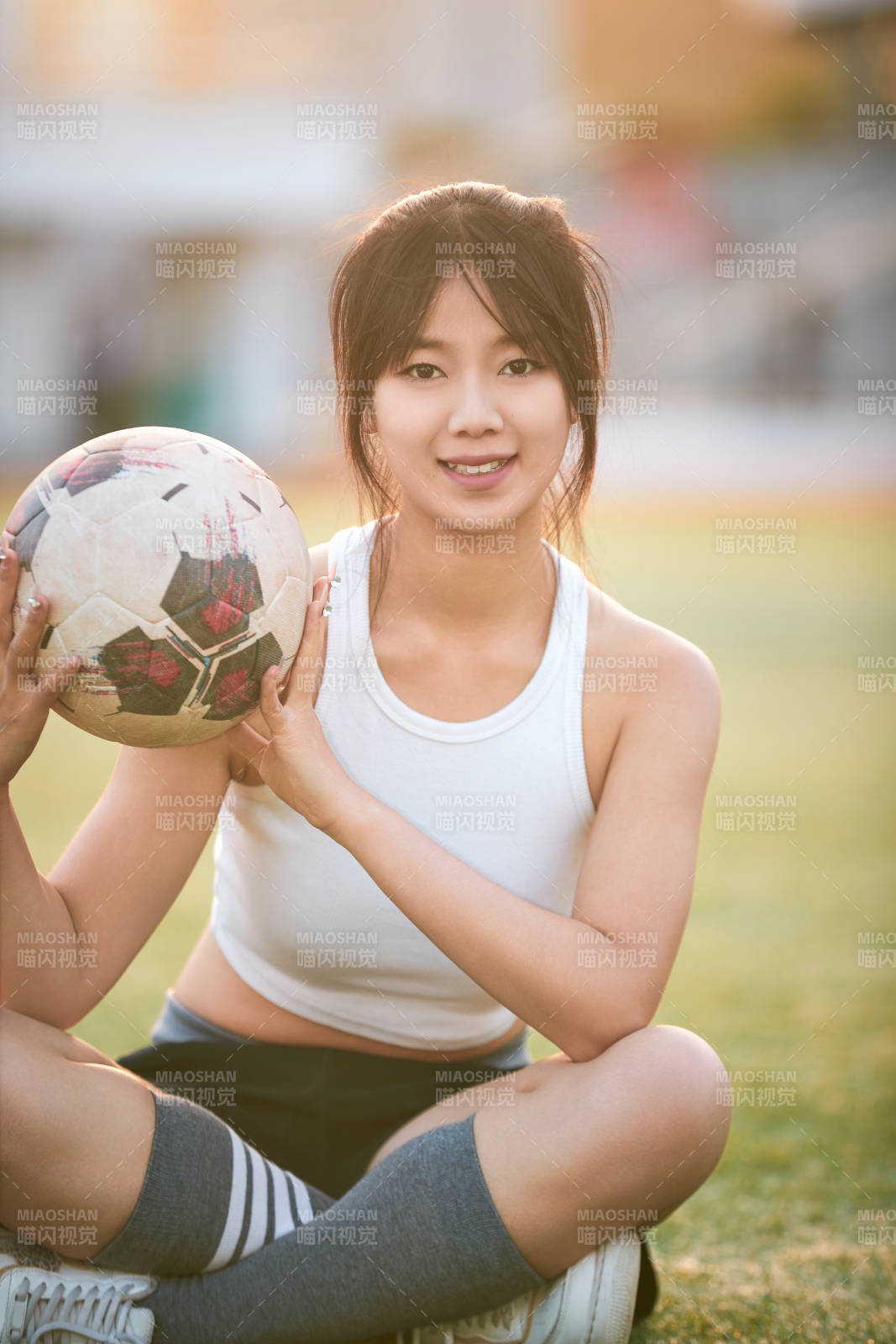 绿茵场上的快乐的足球宝贝图片