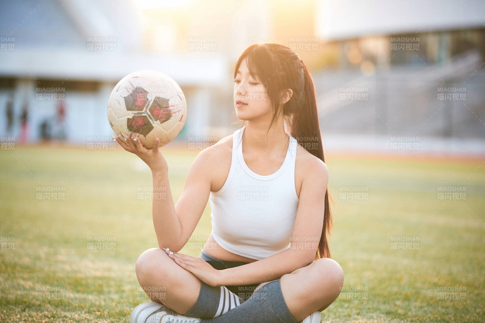 绿茵场上的快乐的足球宝贝图片