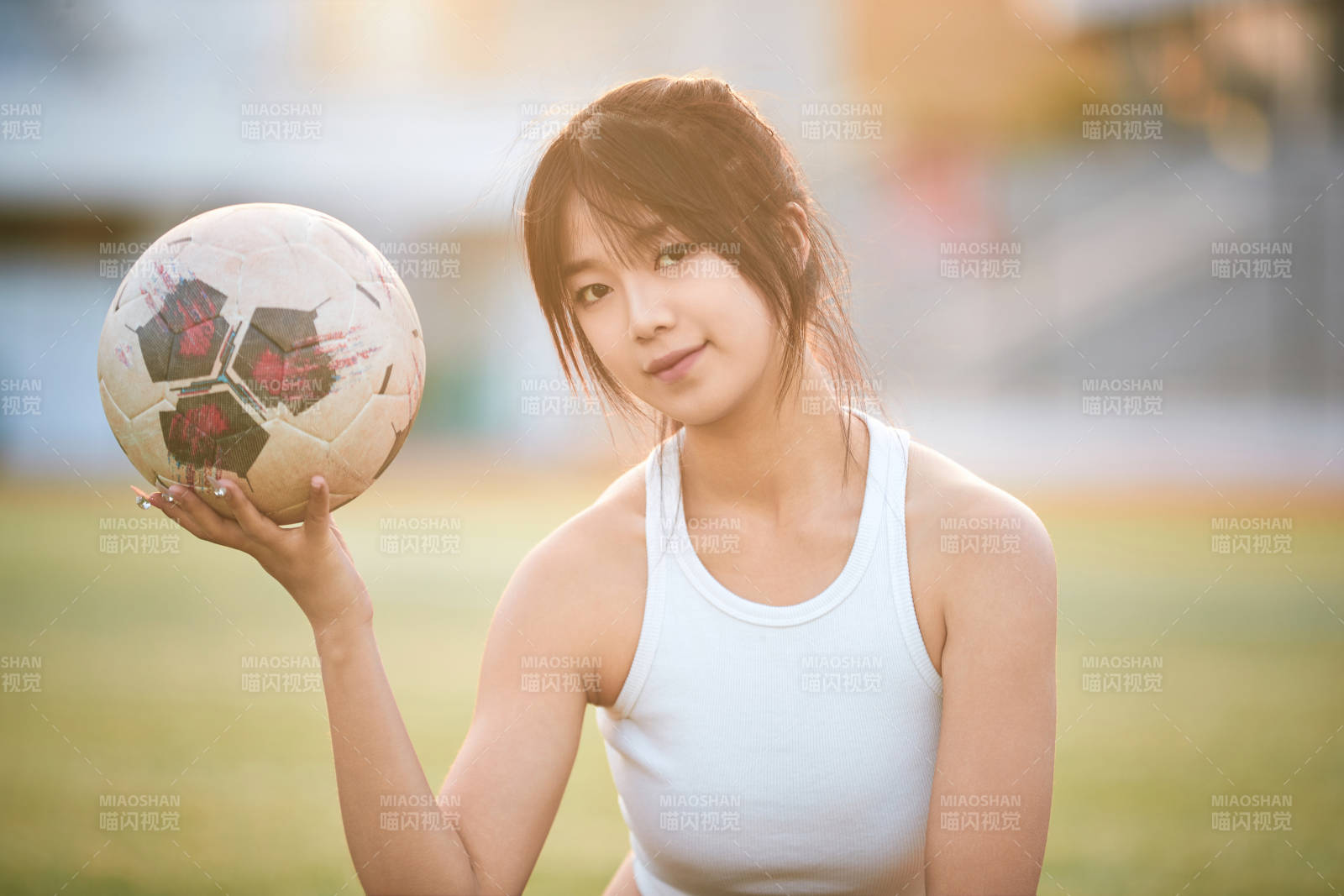 绿茵场上的快乐的足球宝贝图片