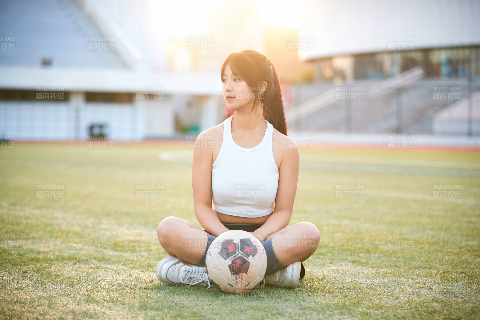 绿茵场上的快乐的足球宝贝图片