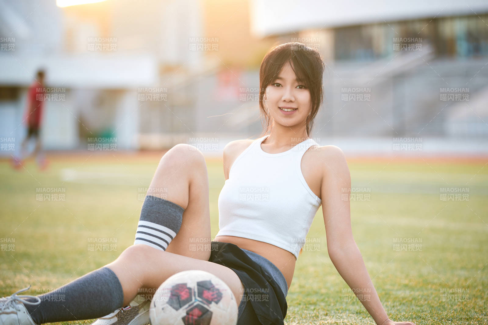 绿茵场上的快乐的足球宝贝图片