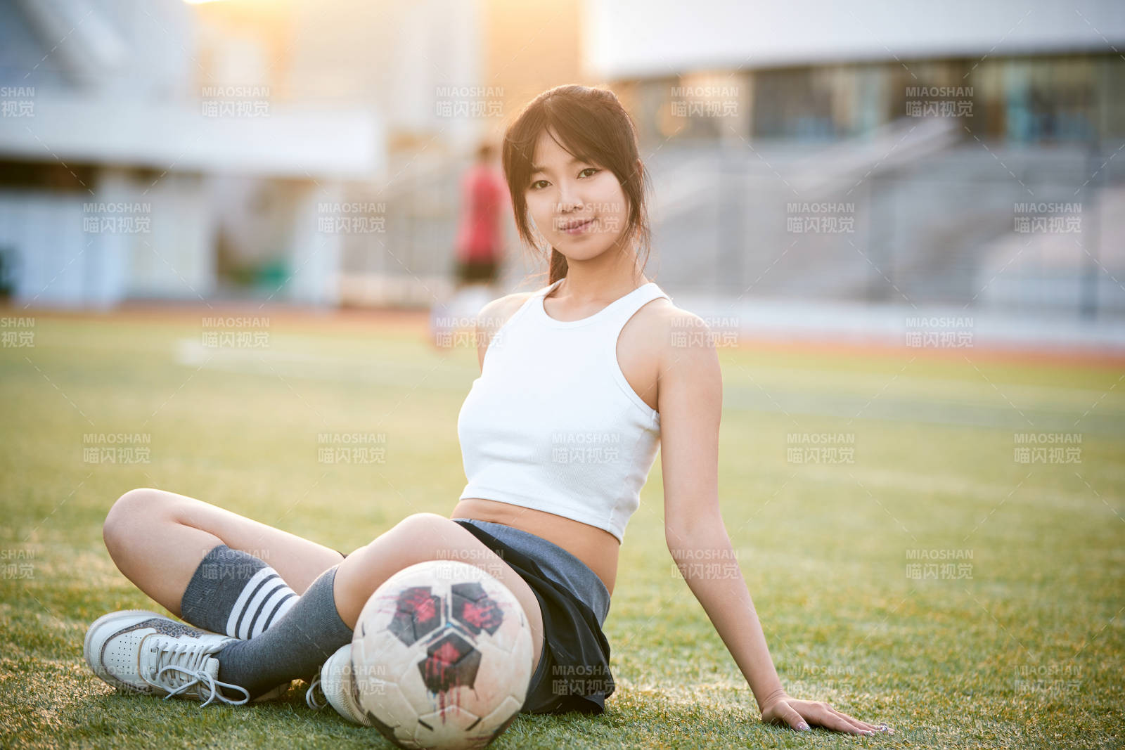 绿茵场上的快乐的足球宝贝图片