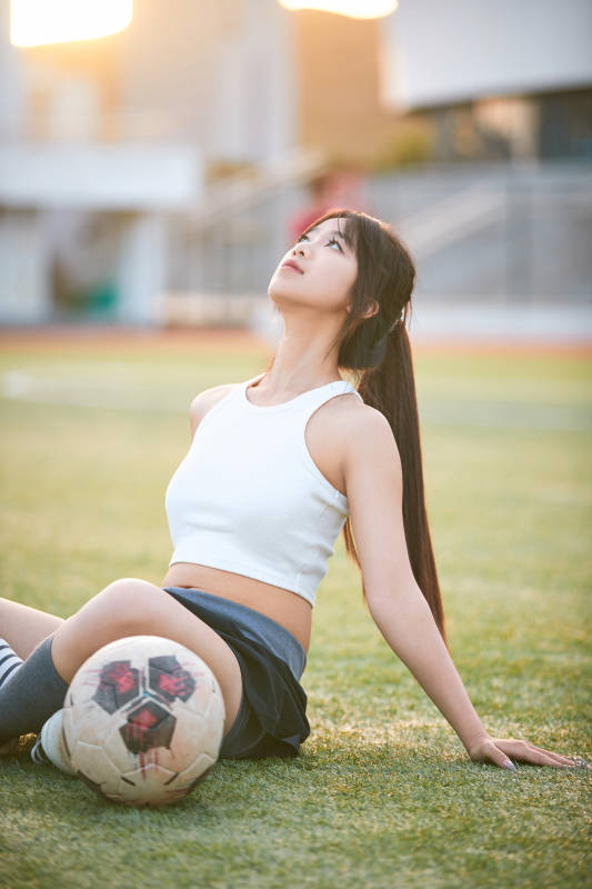 绿茵场上的快乐的足球宝贝图片