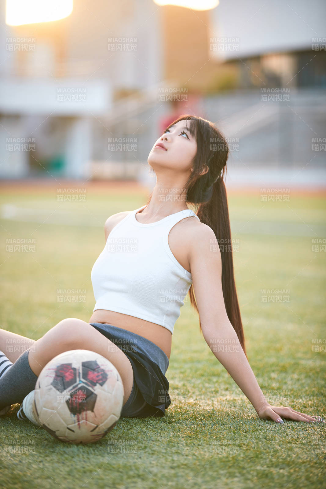 绿茵场上的快乐的足球宝贝图片