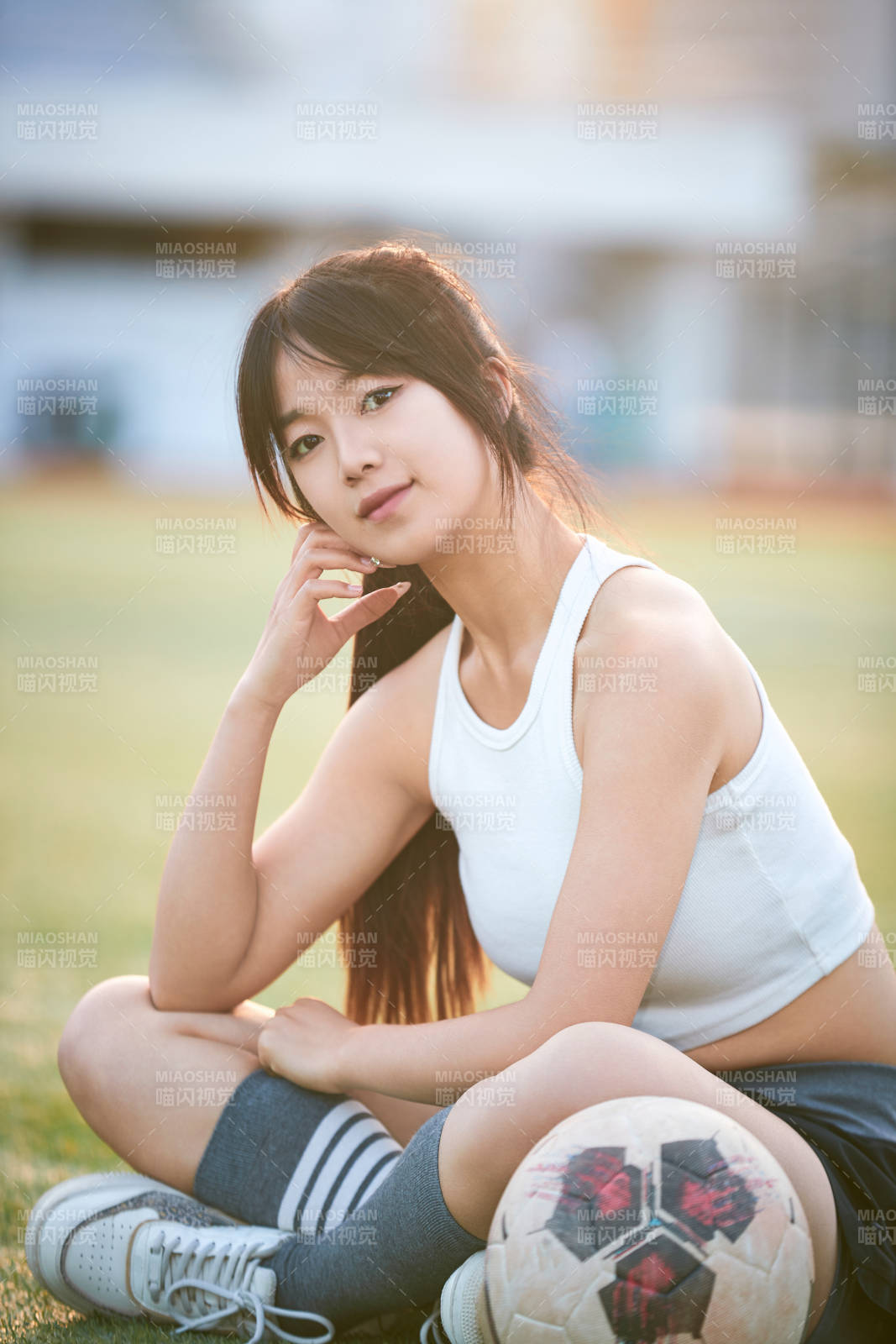 绿茵场上的快乐的足球宝贝图片