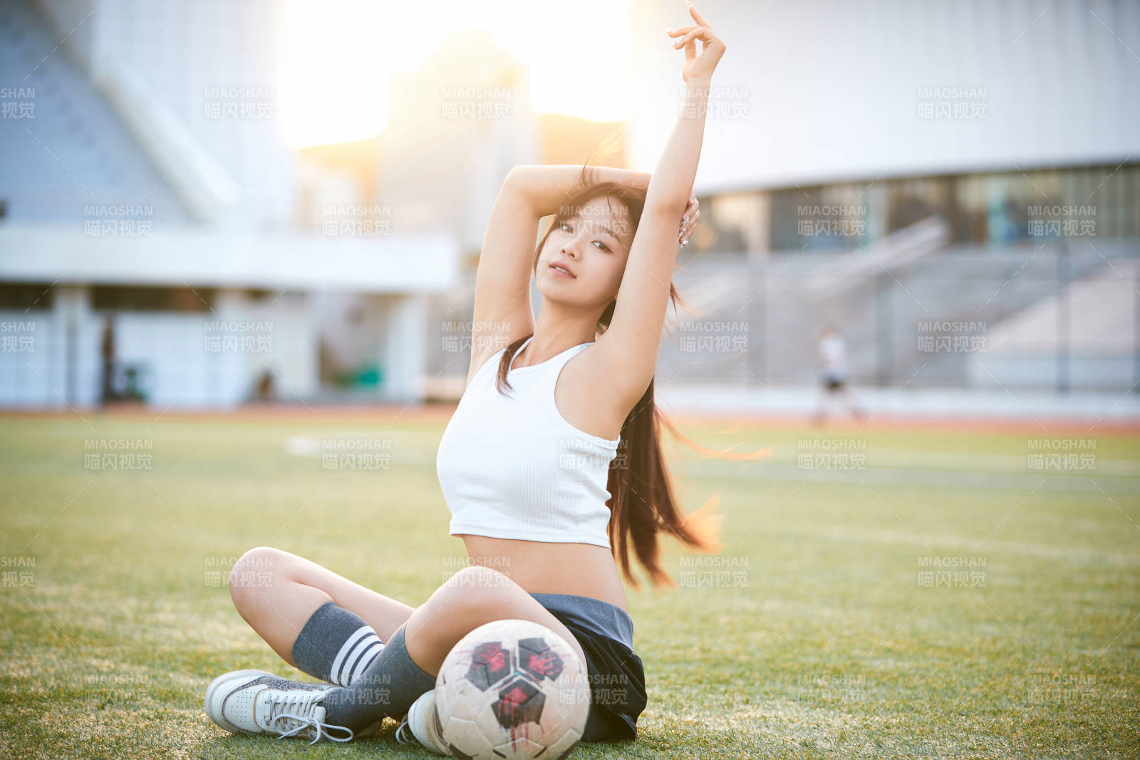 绿茵场上的快乐的足球宝贝图片