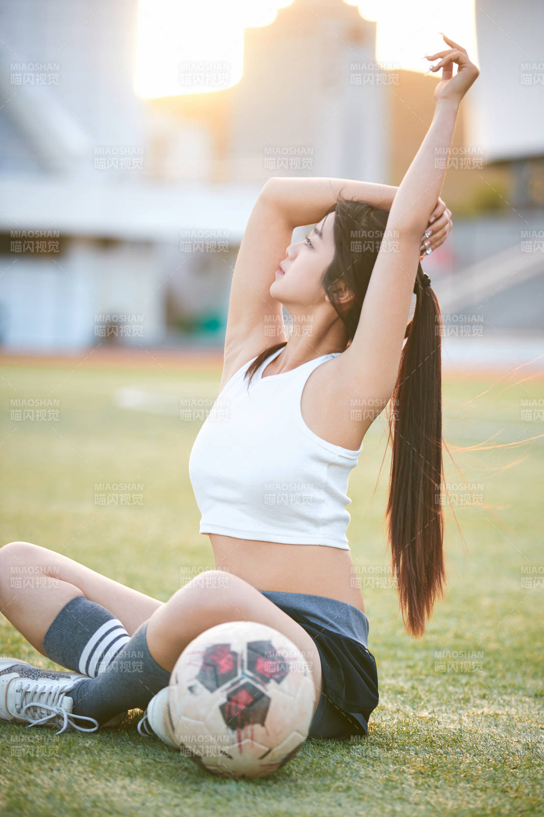 绿茵场上的快乐的足球宝贝图片