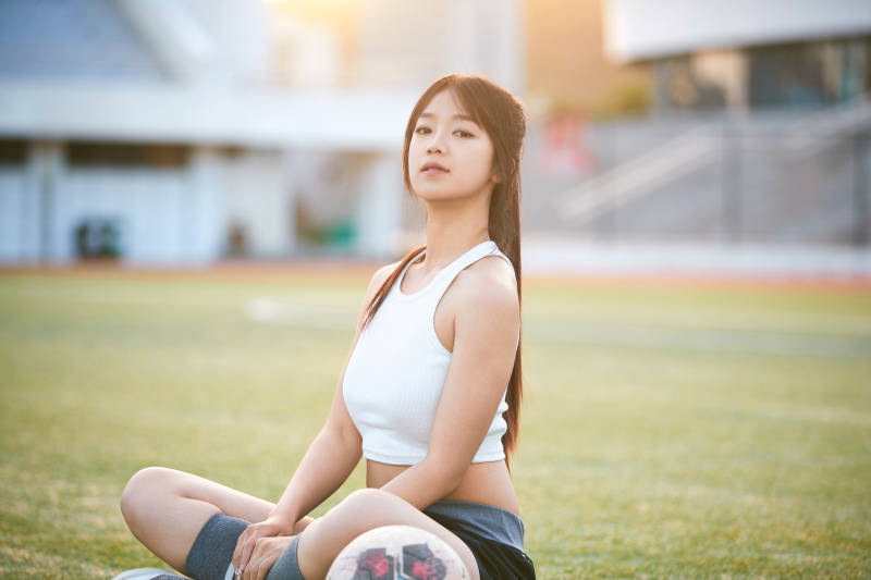 绿茵场上的快乐的足球宝贝图片