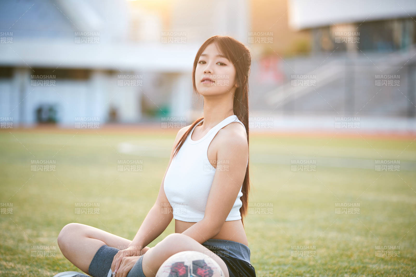 绿茵场上的快乐的足球宝贝图片