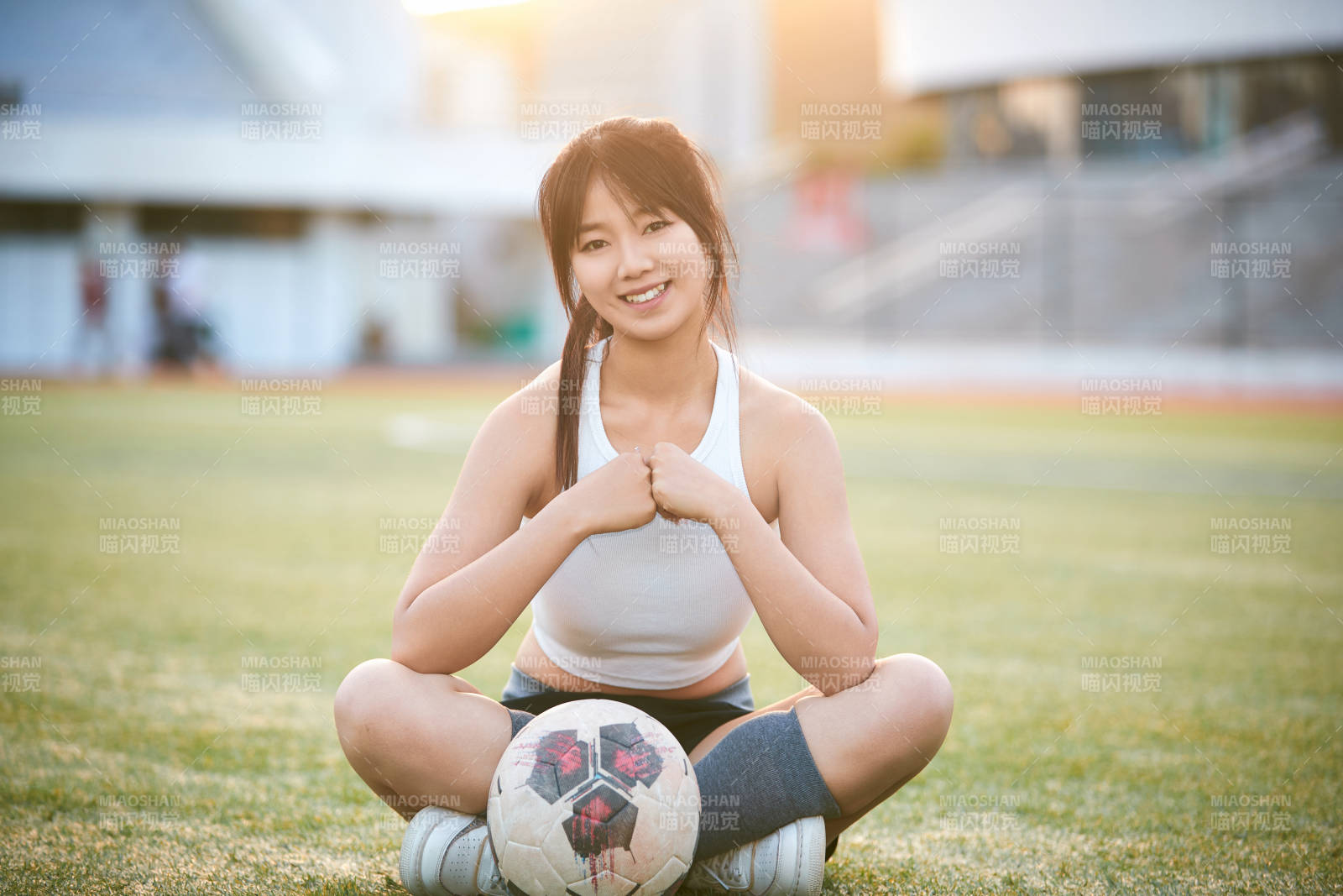 绿茵场上的快乐的足球宝贝图片