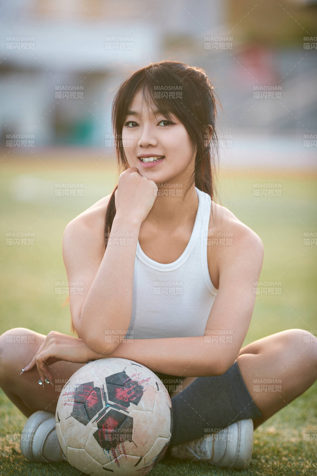 绿茵场上的快乐的足球宝贝图片