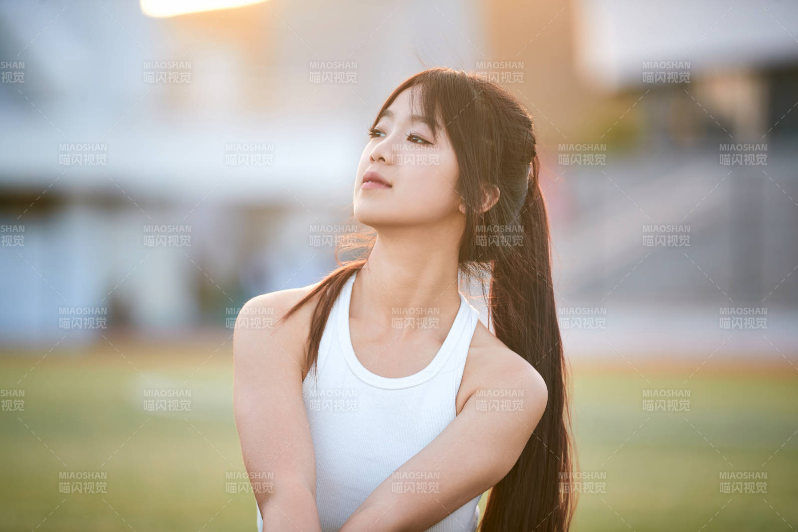 绿茵场上的快乐的足球宝贝图片