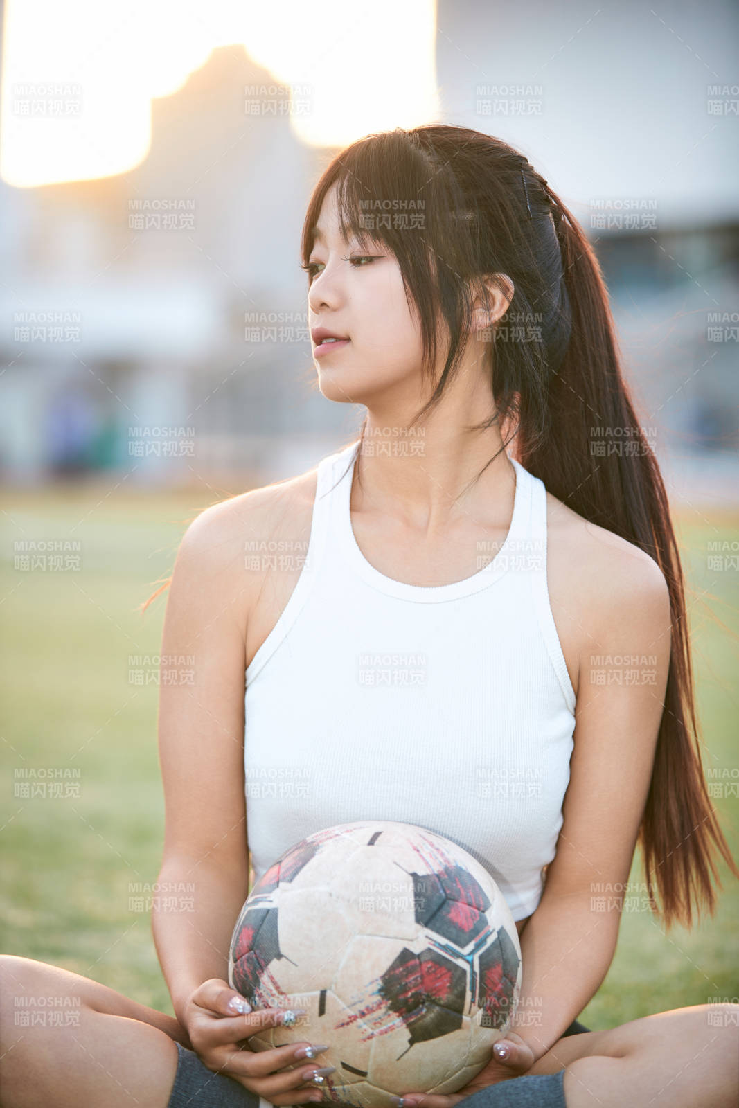 绿茵场上的快乐的足球宝贝图片