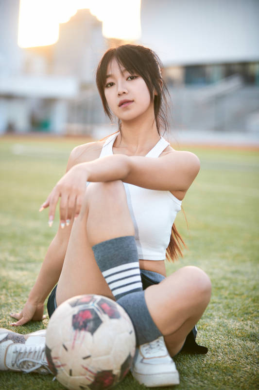 绿茵场上的快乐的足球宝贝图片