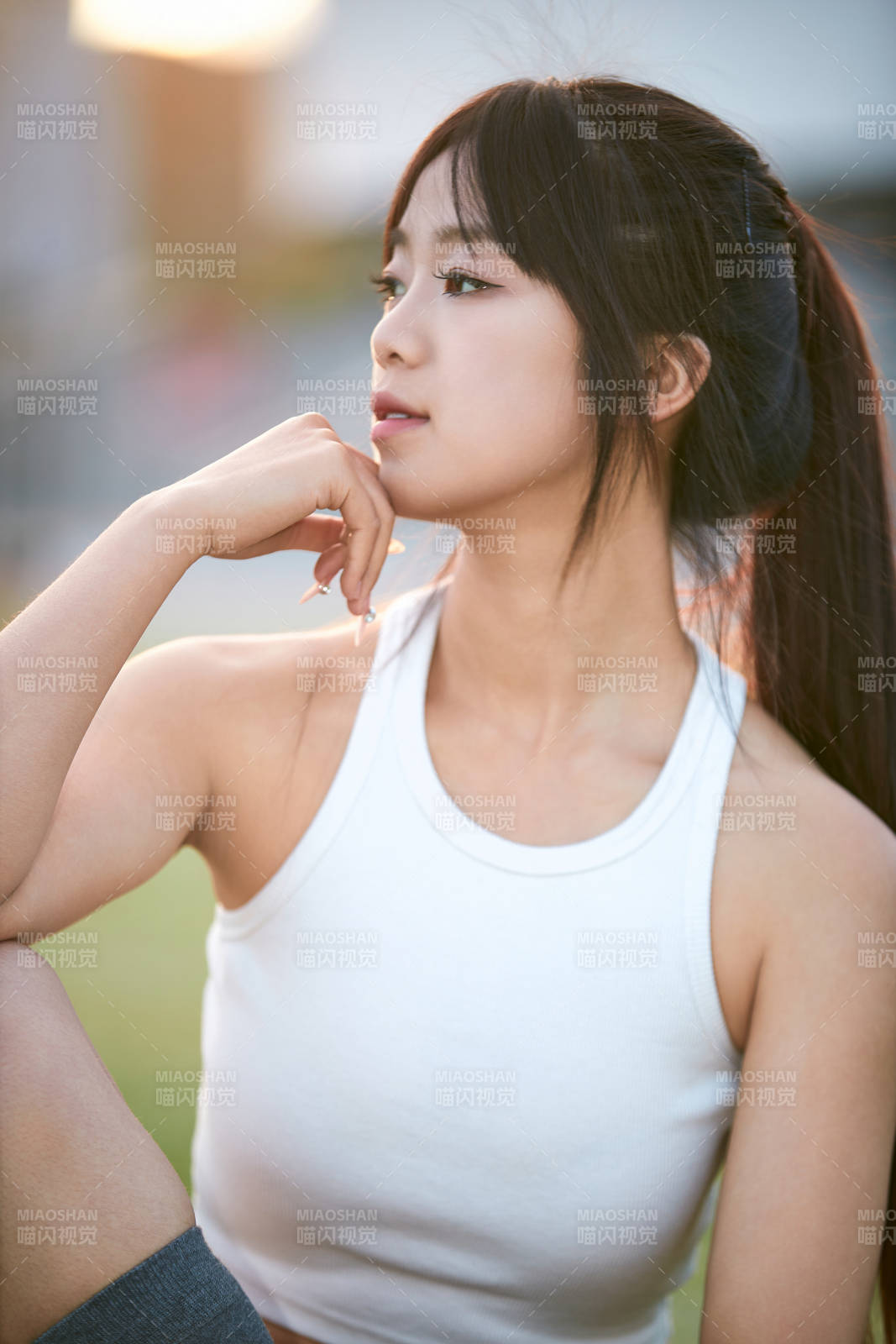 绿茵场上的快乐的足球宝贝图片