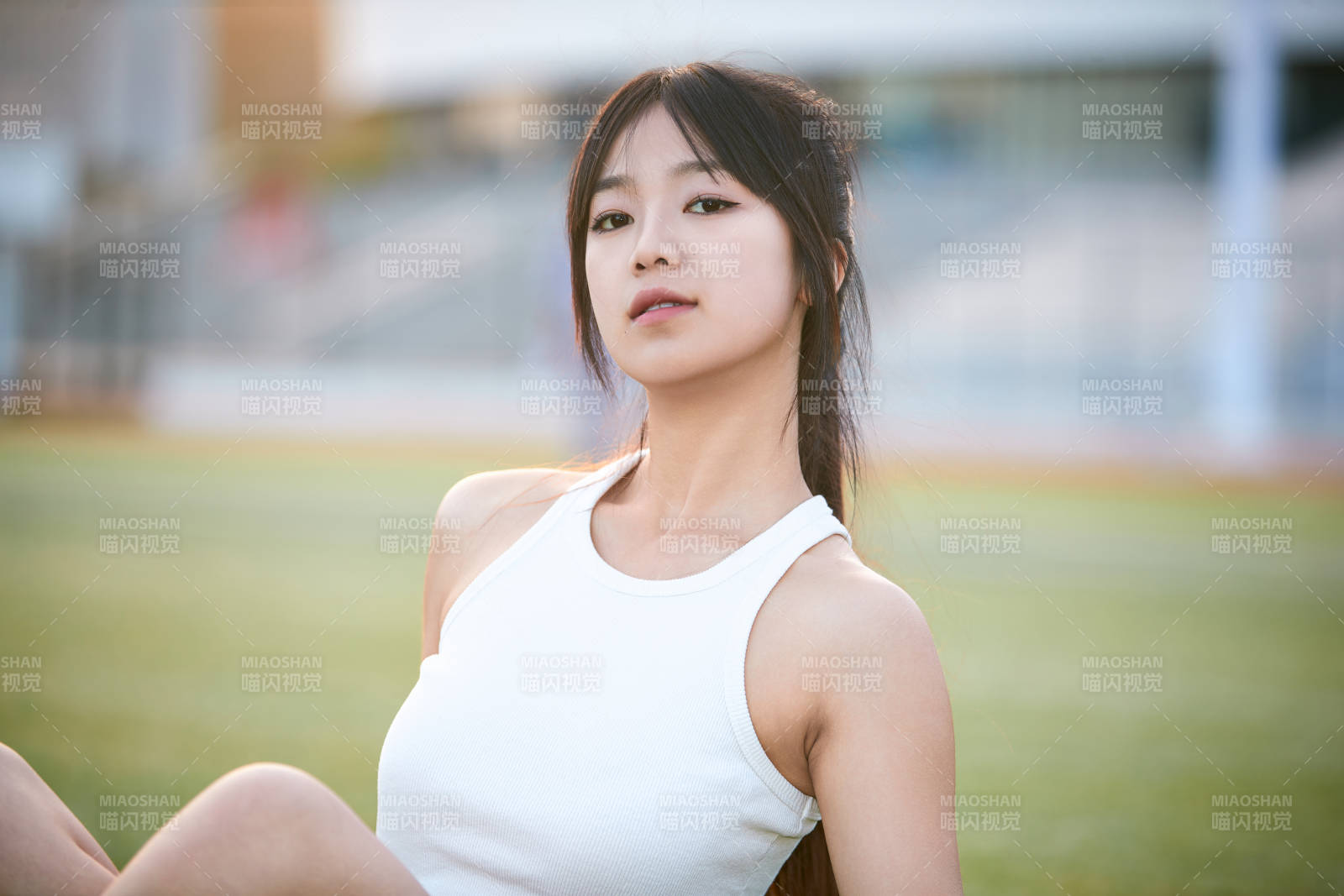 绿茵场上的快乐的足球宝贝图片