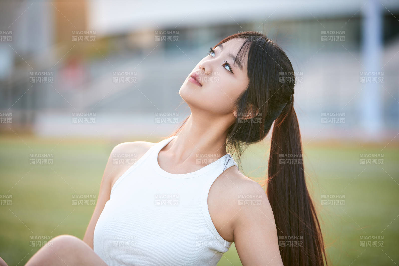 绿茵场上的快乐的足球宝贝图片