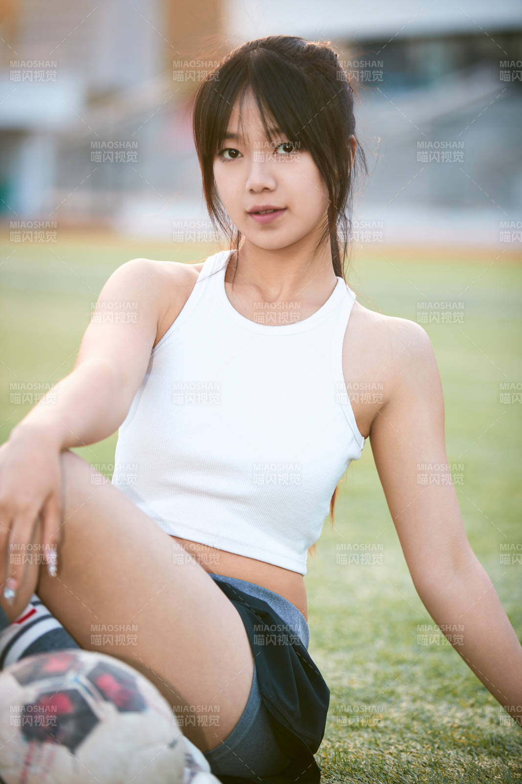 绿茵场上的快乐的足球宝贝图片