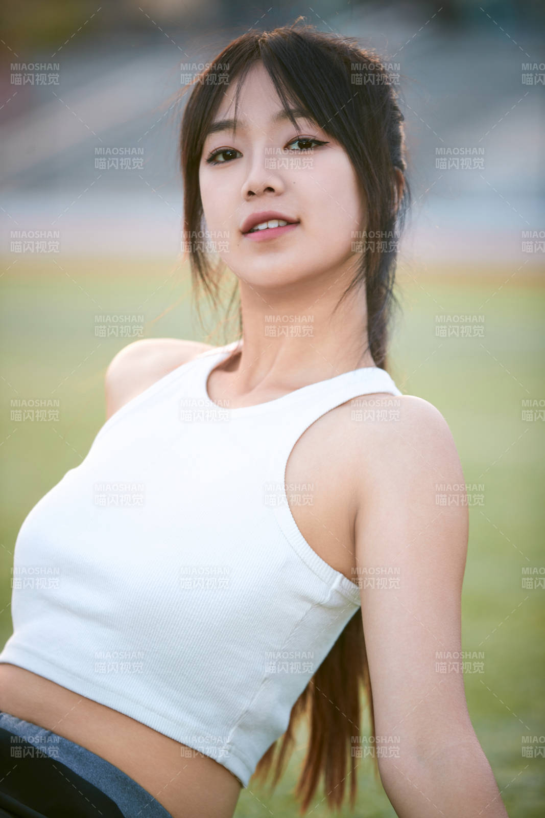 绿茵场上的快乐的足球宝贝图片