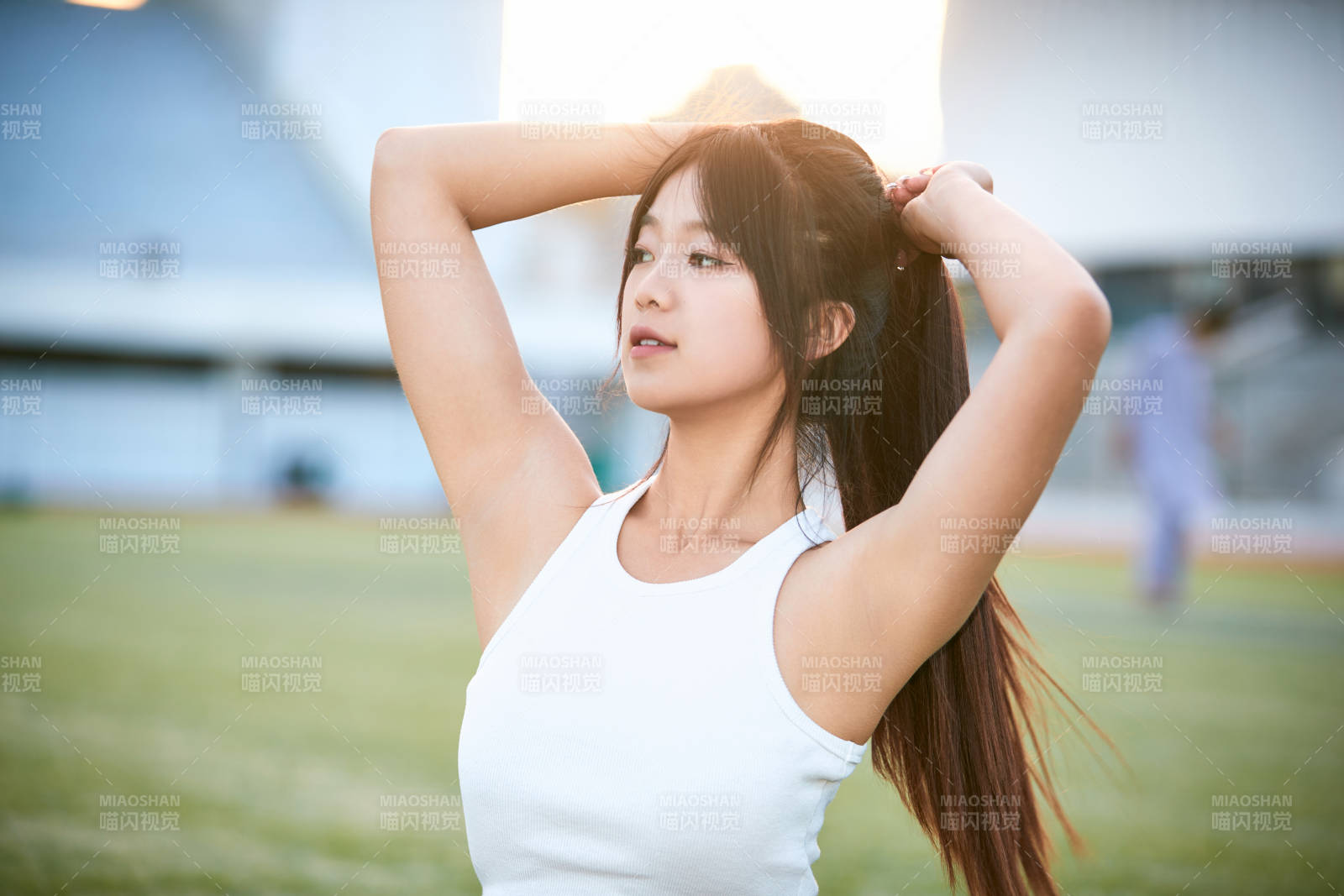 绿茵场上的快乐的足球宝贝图片