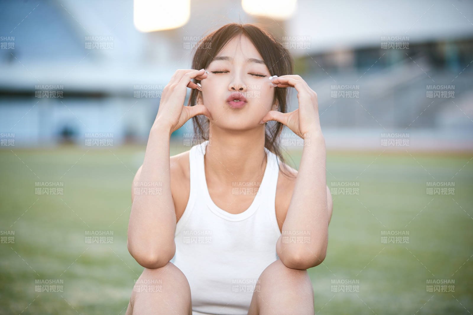 绿茵场上的快乐的足球宝贝图片