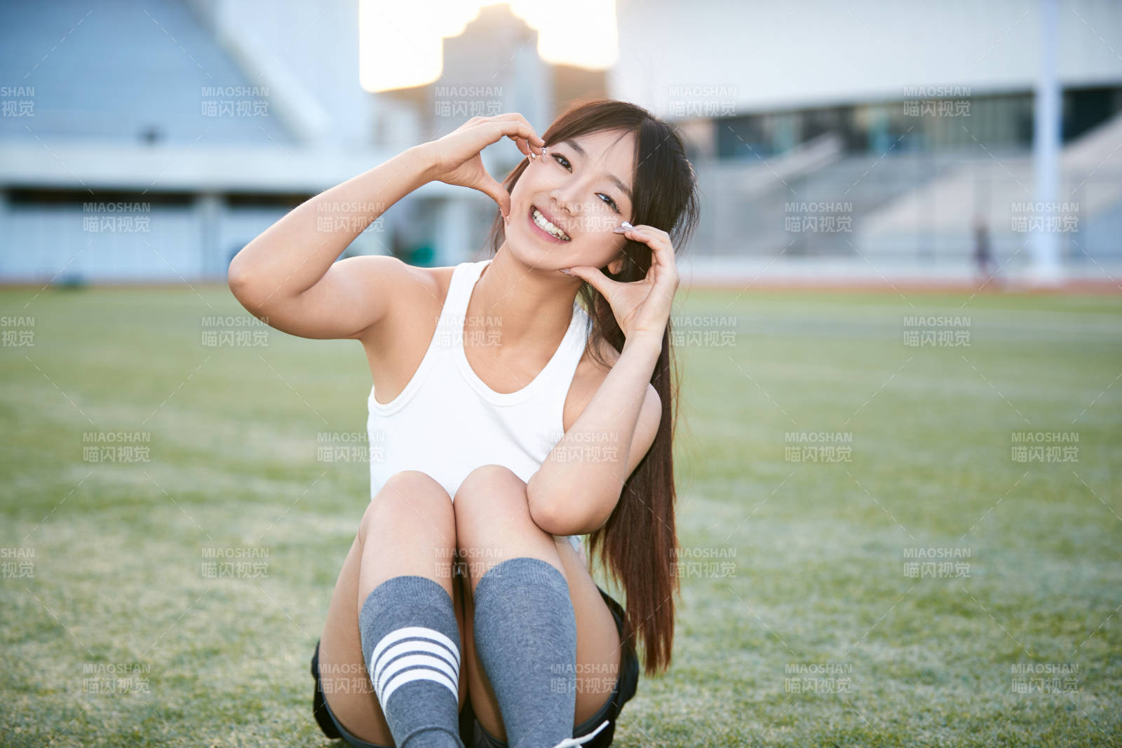 绿茵场上的快乐的足球宝贝图片