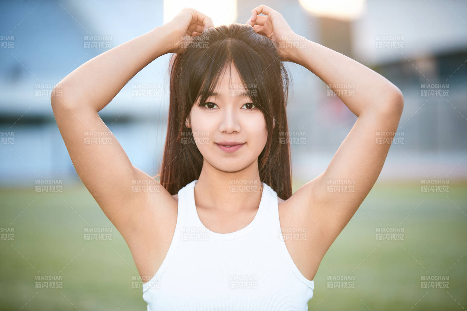 绿茵场上的快乐的足球宝贝图片