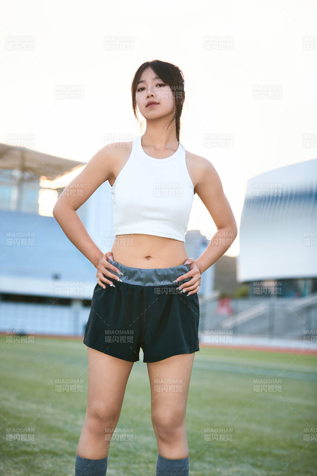 绿茵场上的快乐的足球宝贝图片