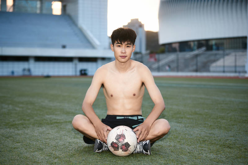 户外足球场上休息热身的运动员图片