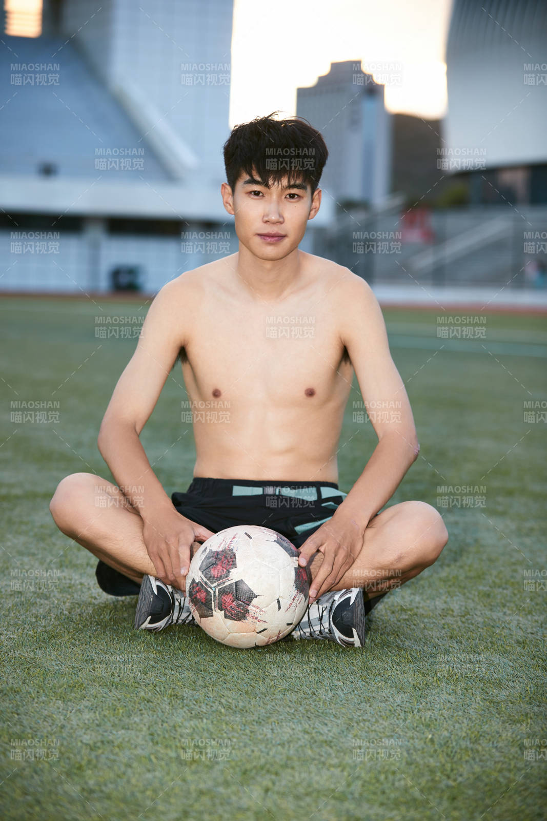 户外足球场上休息热身的运动员图片